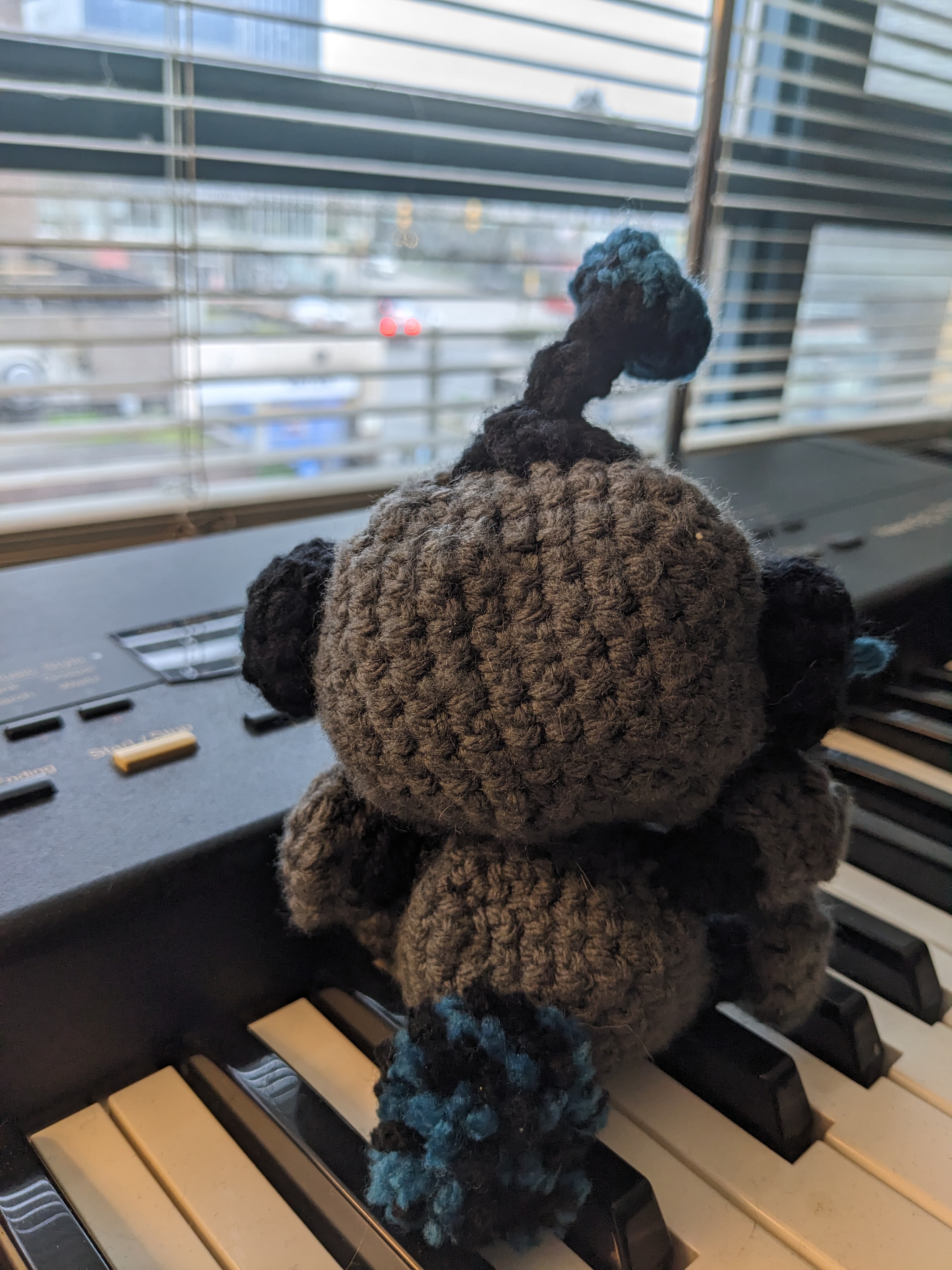Robot on the piano shaking his pom-pom